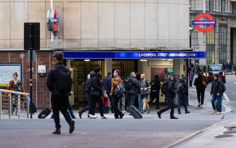 Penumpang melepasi stesen Bawah Tanah Liverpool Street semasa mogok Tube terakhir pada bulan November - Chris Ratcliffe/Bloomberg