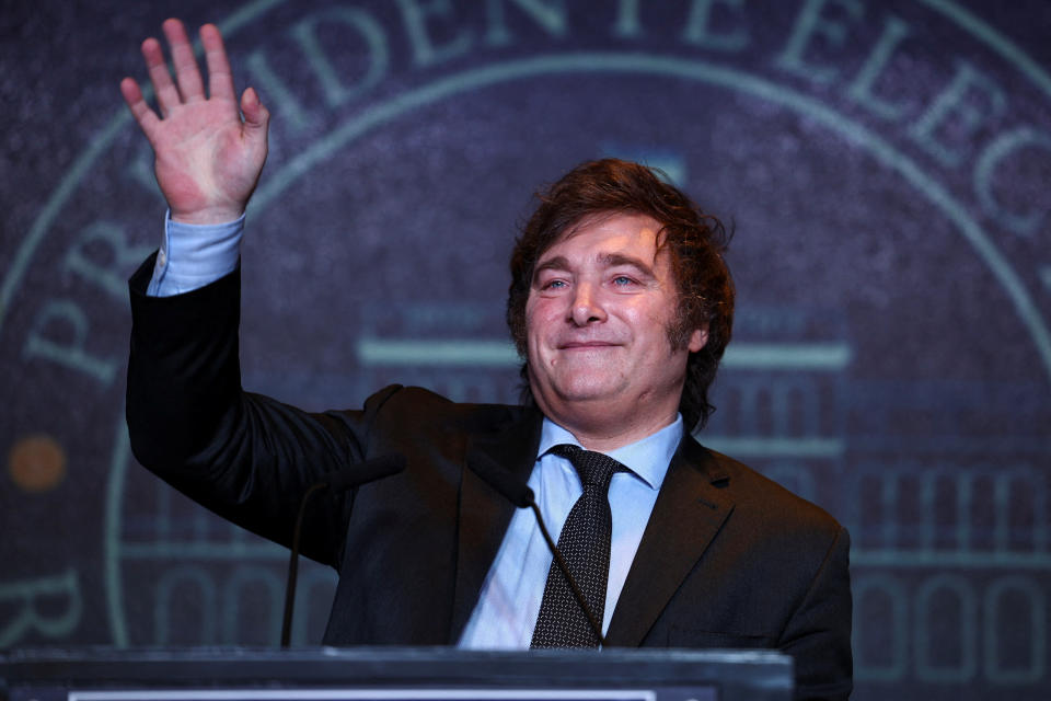 極右派自由主義經濟學家米雷伊19日當選阿根廷下任總統。圖為米雷伊贏得總統選舉後向支持者發表講話。（路透社）