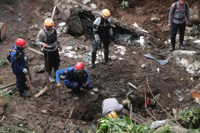 Dos días después del terremoto en Indonesia, rescatan a un niño que estaba  debajo de los escombros