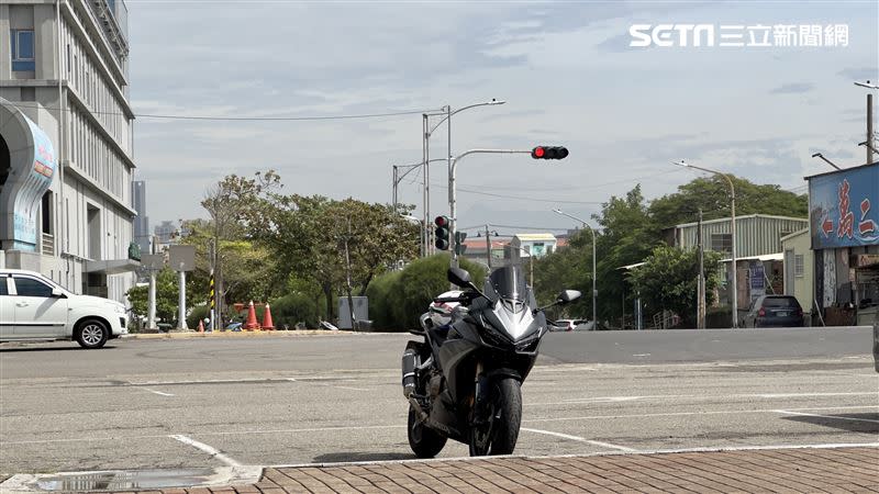 有重機車友號召「要好好守法」，一車一格將汽車停車格停好停滿。（示意圖／記者蕭宥宸攝影）