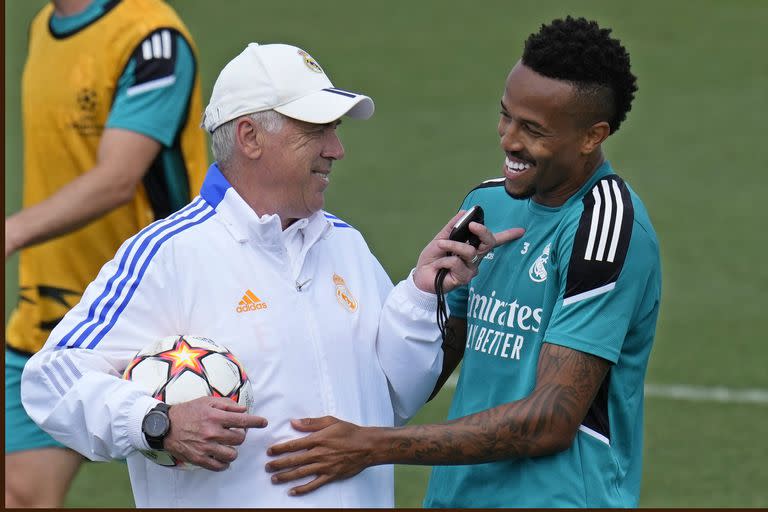 El técnico del Real Madrid Carlo Ancelotti, habla con el jugador Eder Militao durante la sesión de entrenamiento abierta a la prensa antes de la final de la Liga de Campeones el sábado en París, el martes 24 de mayo del 2022. (AP Foto/Manu Fernandez)