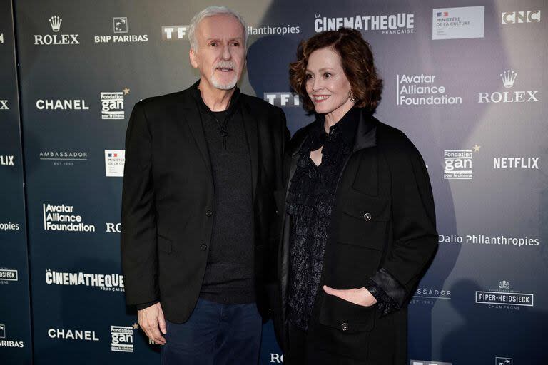 James Cameron y Sigourney Weaver en la inauguración de El arte de James Cameron, una muestra que tiene lugar en París y que repasa desde los retratos de sus personajes, como el de Rose en Titanic, hasta diseños, pinturas, fotos, elementos 3D y objetos de sus películas