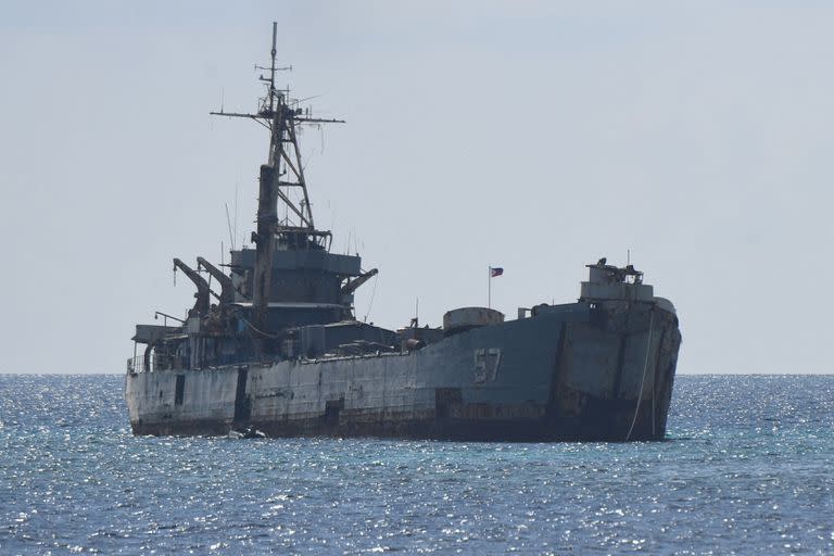 Esta foto de archivo tomada el 23 de abril de 2023 muestra el barco de la armada filipina BRP Sierra Madre en tierra donde los infantes de marina están estacionados para hacer valer los reclamos territoriales de Manila en Second Thomas Shoal en las Islas Spratly en el disputado Mar de China Meridional