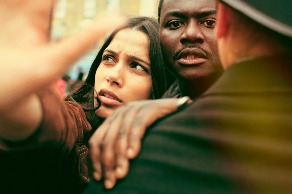 Freida Pinto, izquierda, y Babou Ceesay en una escena de la miniserie "Guerrilla" escrita y producida por John Ridley en una imagen proporcionada por Showtime. Ridley respondió a las críticas por la falta de mujeres negras en su miniserie política "Guerrilla". (Showtime via AP)