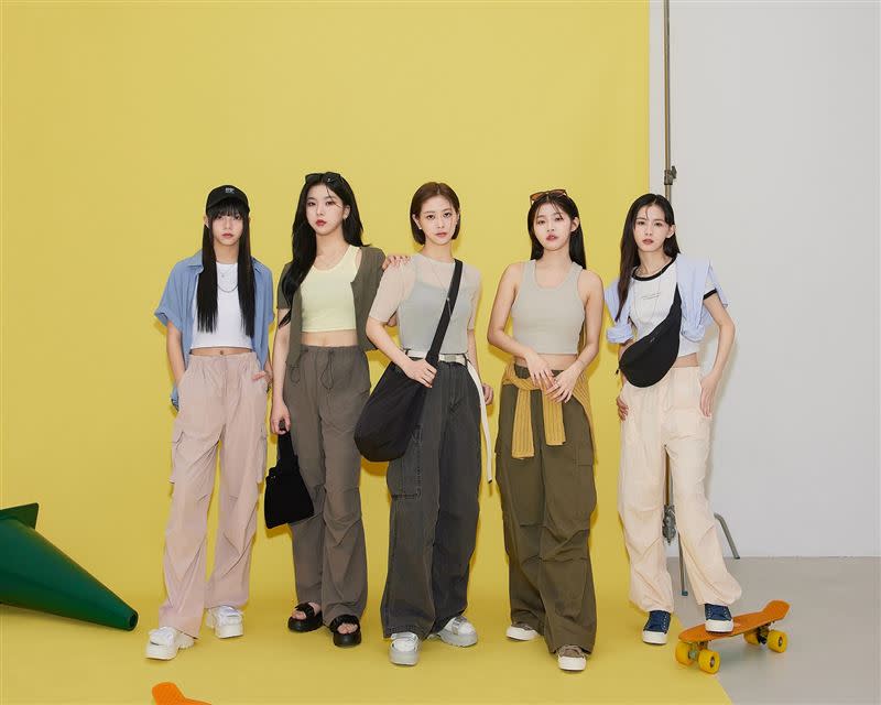GENBLUE幻藍小熊成員Vicky、Ayeon（阿勇）、XXIN、容容、毓（由左至右依序）穿上GU「極致工裝系列」褲款，展現率性風格。（圖／品牌業者提供）