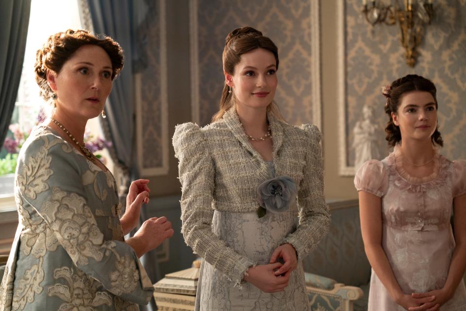 Ruth Gemmell as Lady Violet Bridgerton, Hannah Dodd as Francesca Bridgerton, Florence Hunt as Hyacinth Bridgerton in episode 304 of Bridgerton.