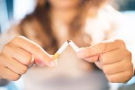 Die gute Nachricht für Raucherinnen und Raucher mit Sodbrennen lautet: Sie können effektiv etwas tun, um die Situation für den Speisenröhren-Schließmuskel zu verbessern. Die schlechte Nachricht ist: Dazu sollten sie mit dem Rauchen aufhören. (Bild: iStock/Kamonwan Wankaew)