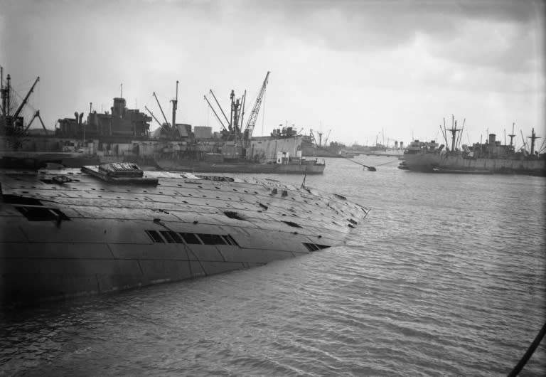 L'épave d'un navire détruit dans le port du Havre en septembre 1945, pendant la Seconde Guerre mondiale (-)