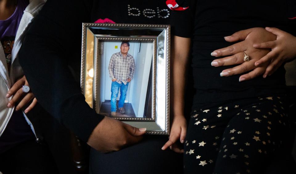 Domitilia Caal Pop lleva un cuadro con la foto de su pareja difunto en su casa en el norte de Austin, el 7 de diciembre de 2023. Emmanuel murió tras ser balaceado el 5 de diciembre. Fue uno de sies muertes en un tiroteo que ocurrió en Austin y el condado de Bexar.