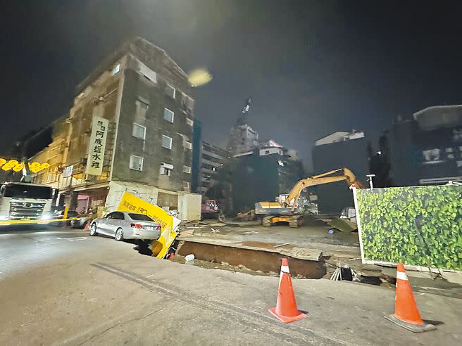 皇龍建設新大樓建案施作連續壁工程缺失，五妃街路面於6日傍晚出現巨坑。（曹婷婷攝）