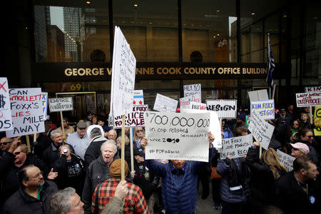 Fraternal Order of Police supporters protest the handling of the Jussie Smollett case by the State's Attorney Kim Foxx in Chicago, Illinois, U.S., April 1, 2019. REUTERS/Joshua Lott