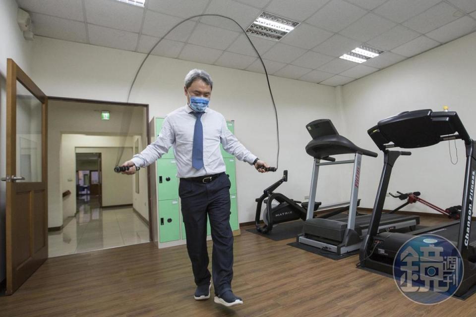 陳彥亨的生活很規律，每天7點前會到公司，之後在健身房運動到8點，近日他勤練跳繩，輕易就能跳出三迴旋。