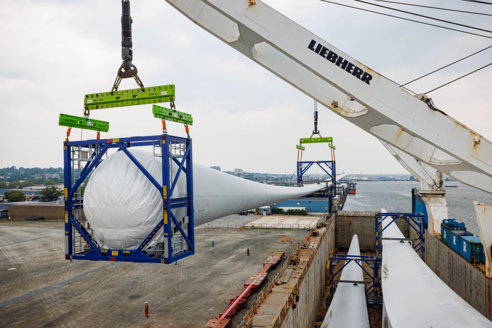 Una embarcación especializada instala los primeros cimientos de las turbinas marinas de Vineyard Wind cerca de Martha’s Vineyard, Massachusetts, el 5 de junio de 2023. (Bob O’Connor/The New York Times)
