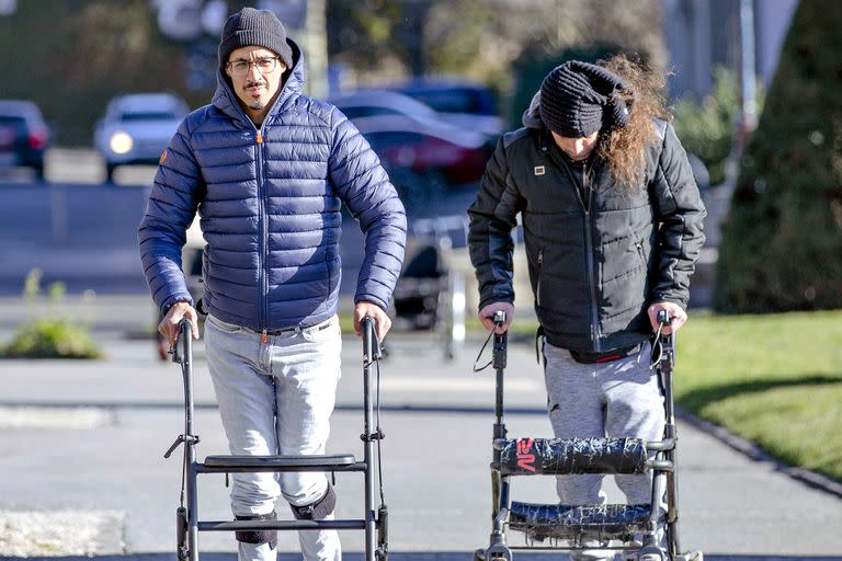 Dos de los pacientes con lesiones medulares que participaron en el ensayo pudieron volver a caminar gracias a un sistema de estimulación eléctrica epidural