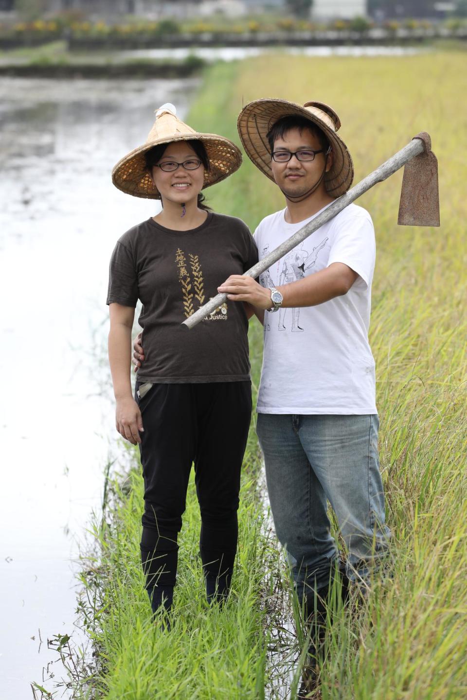 7年級夫妻檔吳佳玲（左）和黃京國（右）出身農家子弟，種植4甲稻田。