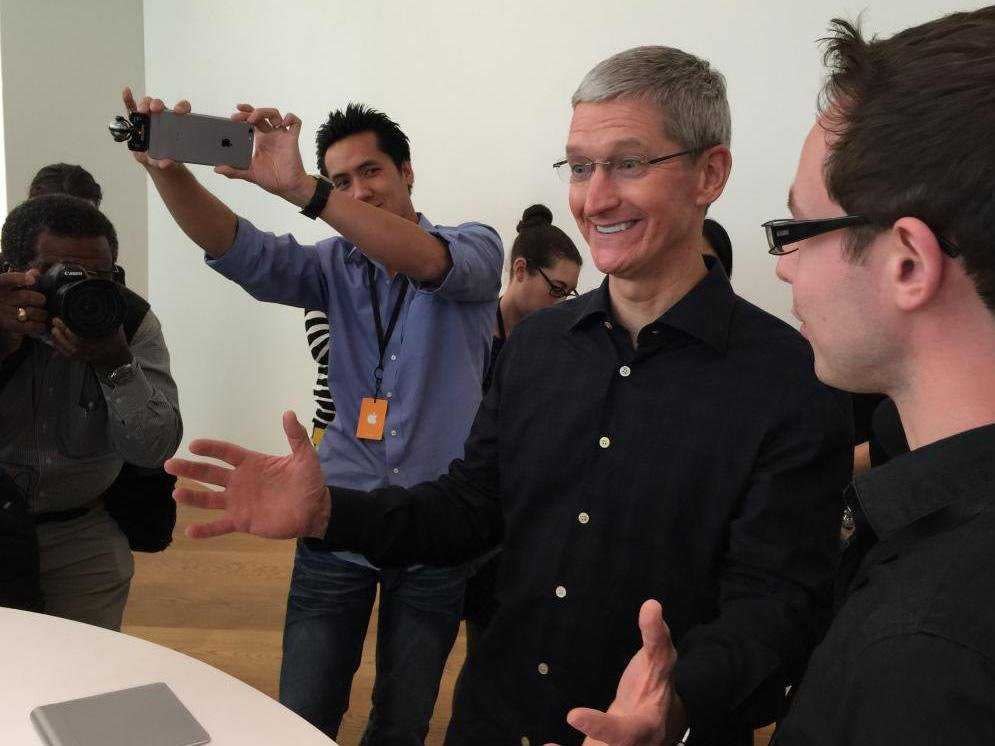 Tim Cook looking at iMac Retina display