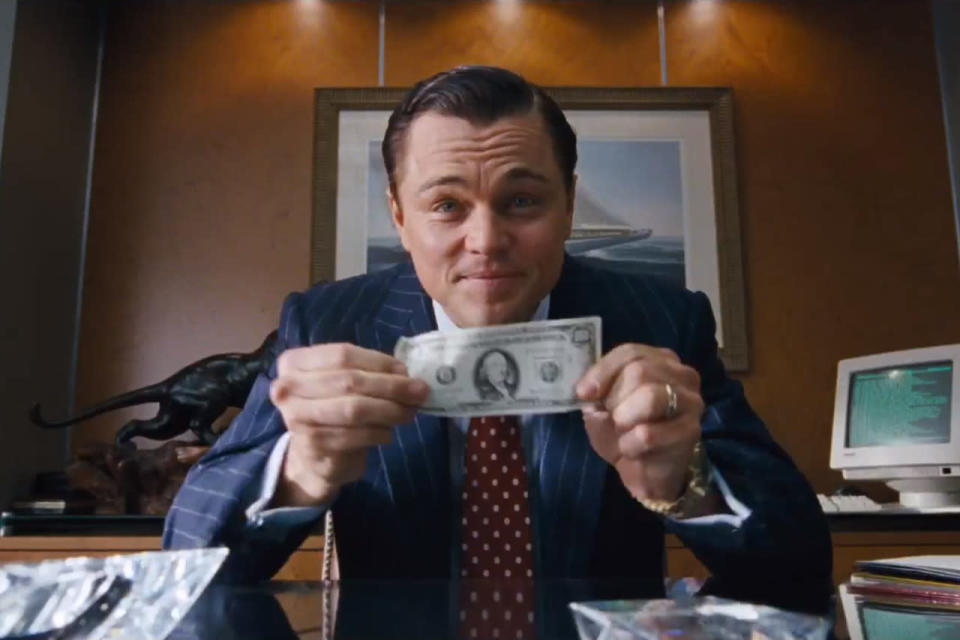 “O Lobo de Wall Street”, de Martin Scorsese, traz Leonardo DiCaprio na pele de Jordan Belford, corretor que decide trabalhar com papéis de baixo valor no mercado. A sua gana pelo enriquecimento fácil o leva a cometer crimes fiscais, que o fizeram ser preso após levar uma vida movida pela fortuna e prazeres irrefreáveis.