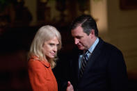 <p>Kellyanne Conway, Beraterin des US-Präsidenten, im Gespräch mit dem texanischen Senator Ted Cruz. Im East Room des Weißen Hauses gaben Donald Trump und seine Frau Melania einen Empfang für Senatoren. (Bild: AP Photo/Andrew Harnik) </p>