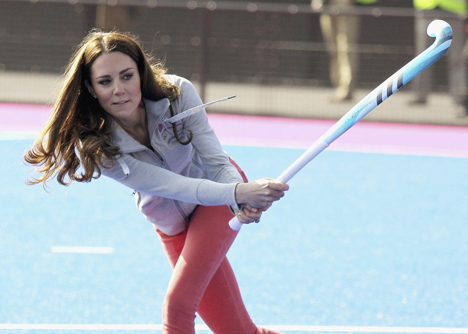 英國王妃Kate Middleton探視英國奧運曲棍球代表隊時，也親自下場打球。(達志影像)