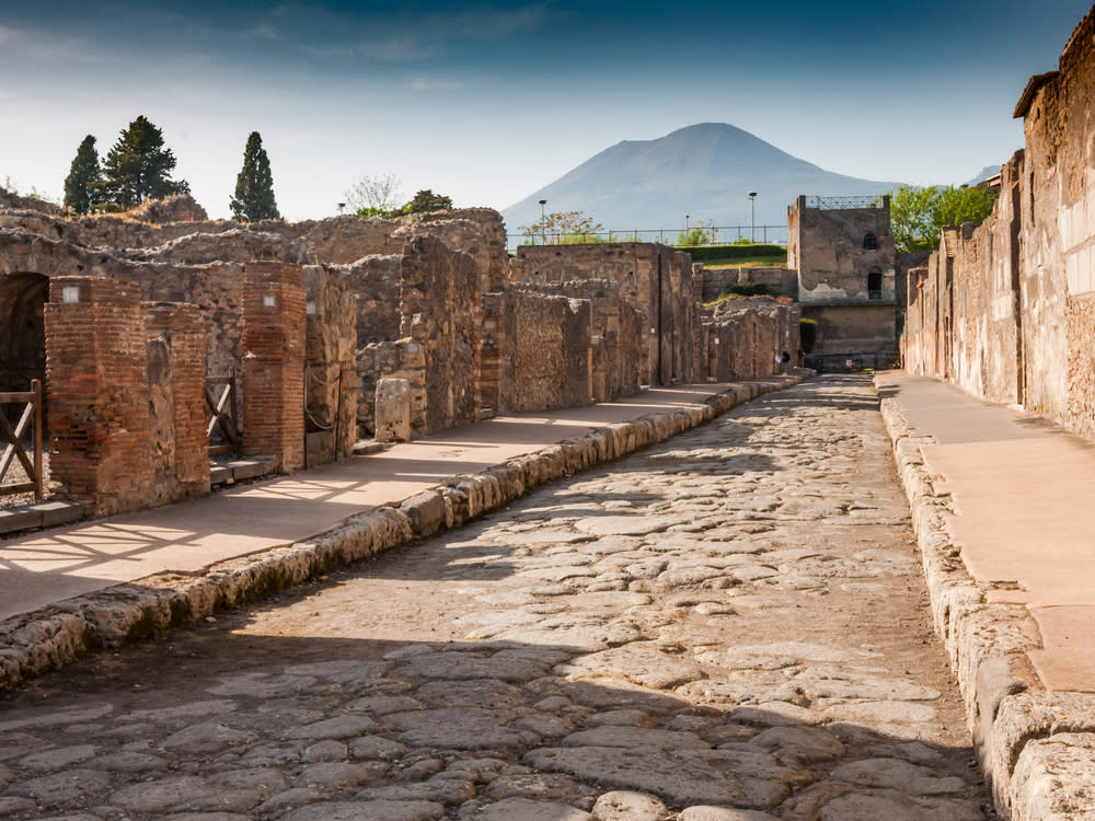 Die römische Stadt Pompeji wurde bei einem Vulkanausbruch des Vesuvs unter einer Asche- und Bimsschicht begraben. (Bild: PhotoItaliaStudio/Shutterstock.com)