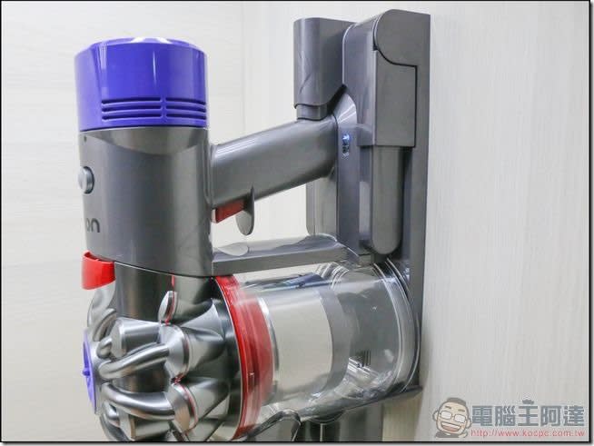 Dyson V8 Fluffy開箱評測體驗新一代設計超強續航噪音減半的多功能無線吸塵器