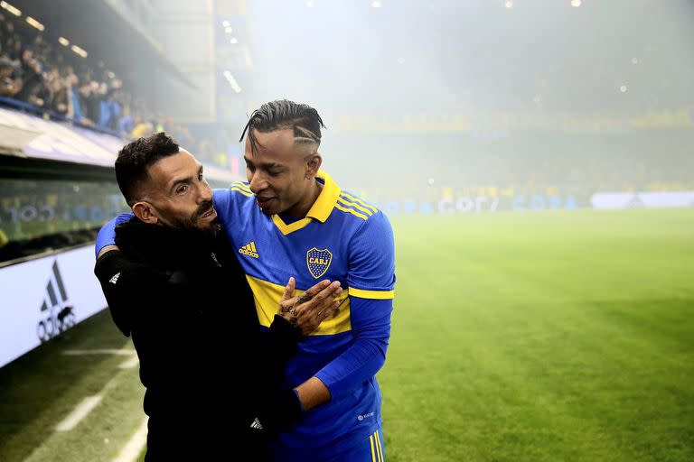 Carlos Tevez, entrenador de Rosario Central, y el afectuoso saludo de Sebastián Villa; la Bombonera ovacionó al Apache en su regreso