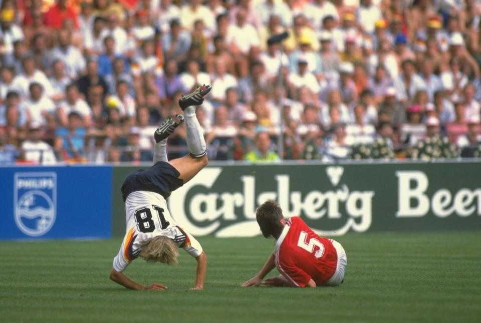 Jürgen Klinsmann (hier im WM-Viertelfinale gegen die Tschechoslowakei) wurde 2019 in den Aufsichtsrat von Hertha BSC berufen. Im November wurde er Cheftrainer des Teams, im Februar 2020 kündigte er bei Facebook seinen Rücktritt an. Das Kapitel Klinsmann in Deutschland scheint zunächst wieder einmal beendet zu sein.