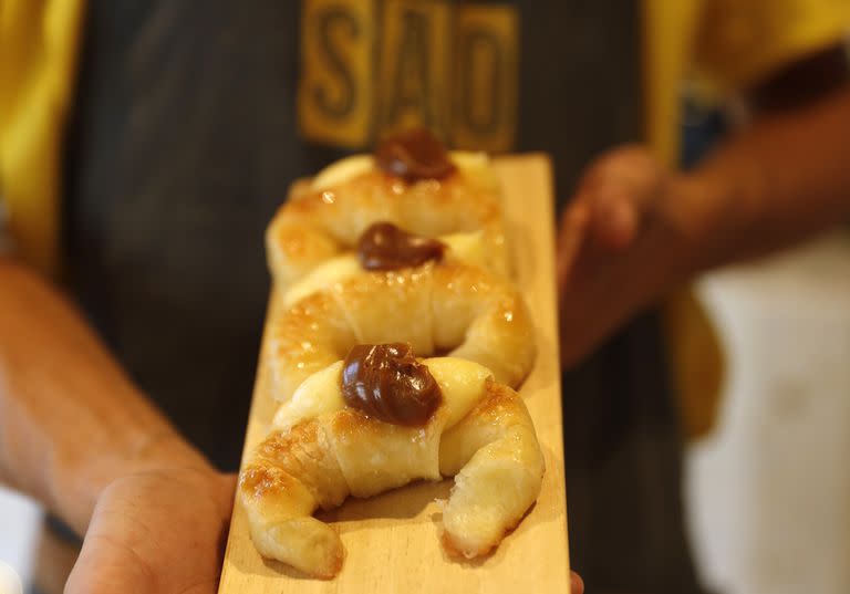 La medialuna especial de la cafetería Sao de pastelera con corazón de dulce de leche