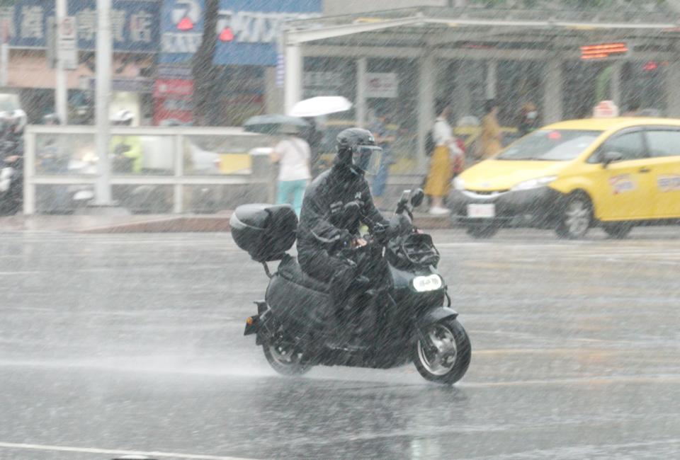 由於對流發展旺盛，氣象局擴大對16縣市發布豪雨、大雨特報   圖：張良一/攝