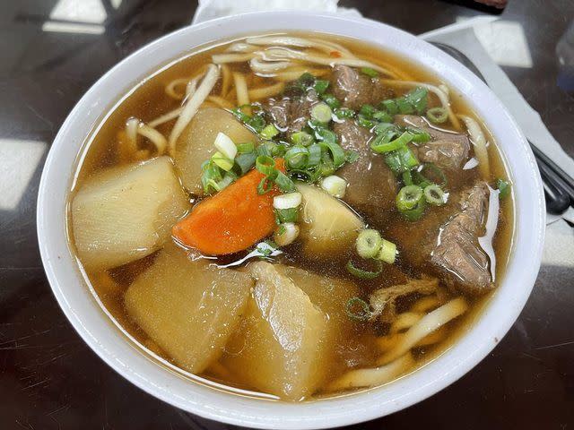 合作夥伴帶原po去竹東吃牛肉麵。（圖／翻攝自PTT）