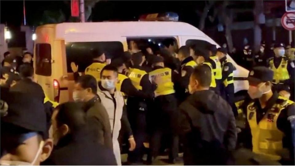 Policiais detêm pessoas durante um protesto em Xangai, na China, em 27 de novembro de 2022