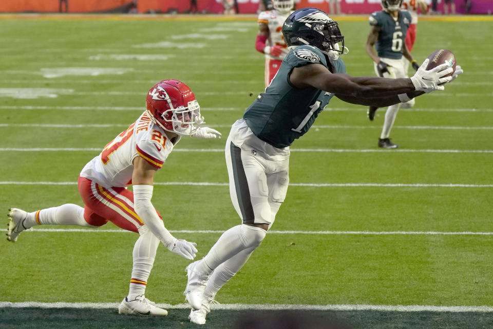 El wide receiver A.J. Brown (11) de los Eagles de Filadelfia atrapa un pase de touchdown ante el cornerback Trent McDuffie (21) de los Chiefs de Kansas City en el Super Bowl 57, en Glendale, Arizona, el domingo 12 de febrero de 2023. (AP Foto/Seth Wenig)