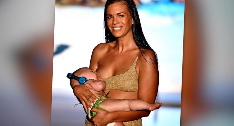 La modelo Mara Martín decidió salir a la pasarela con su hija Aria en un gesto de normalización (Créditos: Getty Images)