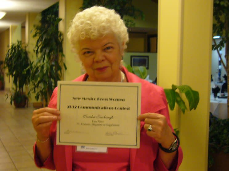 Marsha Scarbrough muestra un diploma tras ganar un premio de Comunicaciones en 2012 en Nuevo México.