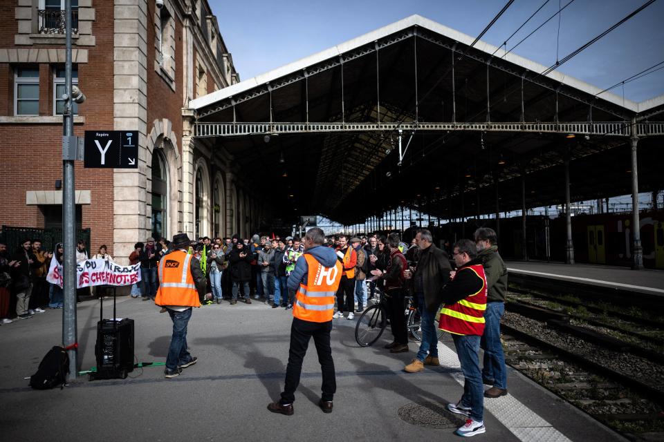 Au lendemain de la grande mobilisation contre la réforme des retraites ce jeudi 23 mars, trains, RER et lignes aériennes seront encore perturbées vendredi.