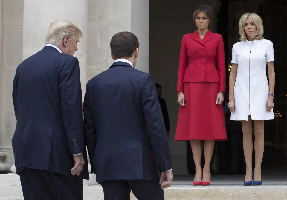 <p>US-Präsident Donald Trump (l) und der französische Präsident Emmanuel Macron gehen am 13.07.2017 in Paris (Frankreich) auf den Invalidendom zu, wo die First Lady der USA, Melania Trump (2.v.r) und Brigitte Macron warten. (Foto: Ian Langsdon/EPA POOL/AP/dpa) </p>