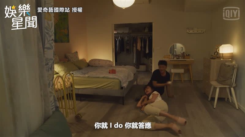 陳嘉玲抱著蔡永森的大腿懇求對方趕快答應求婚。（圖／CATCHPLAY+、愛奇藝國際站 授權）