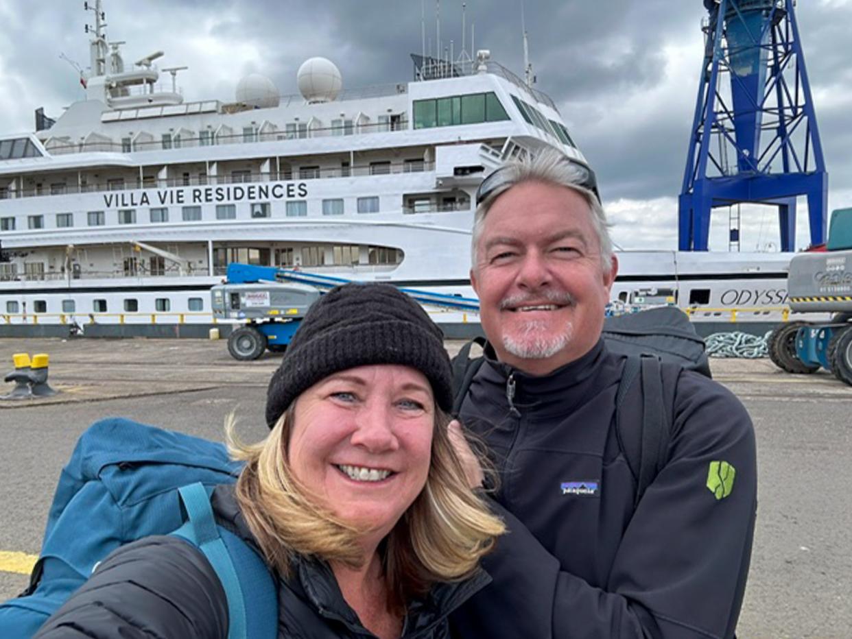 Canen and Bodin selfie in front of Villa Vie Odyssey