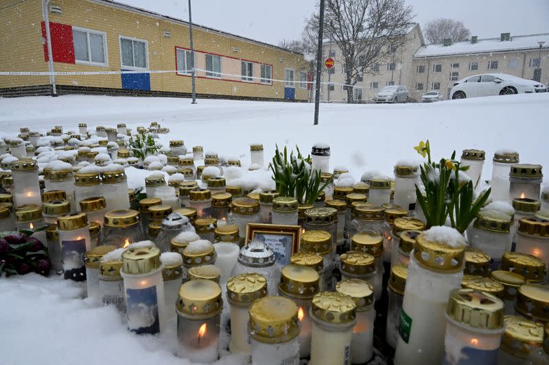 Una vista de velas, flores y otros recuerdos en la escuela de Viertola, luego de un tiroteo en la escuela, en Vantaa, Finlandia