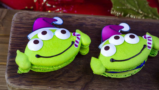 New Holiday Kermit Straw Clip at Disneyland - Disneyland News Today