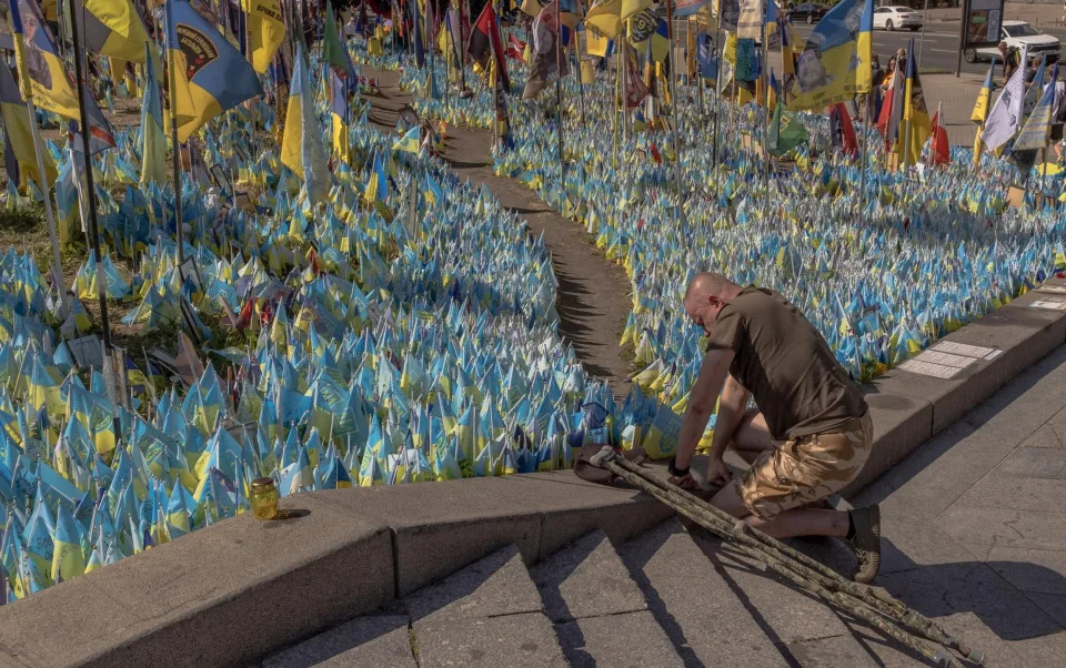 A Ukrainian military veteran pays his respects