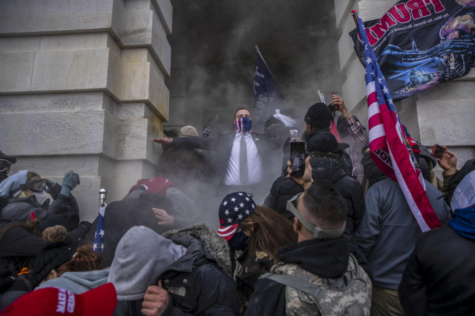 2021年1月6日，美國國會確認總統大選結果期間，示威者在國會大樓外聚集，其後嘗試闖進國會大樓。