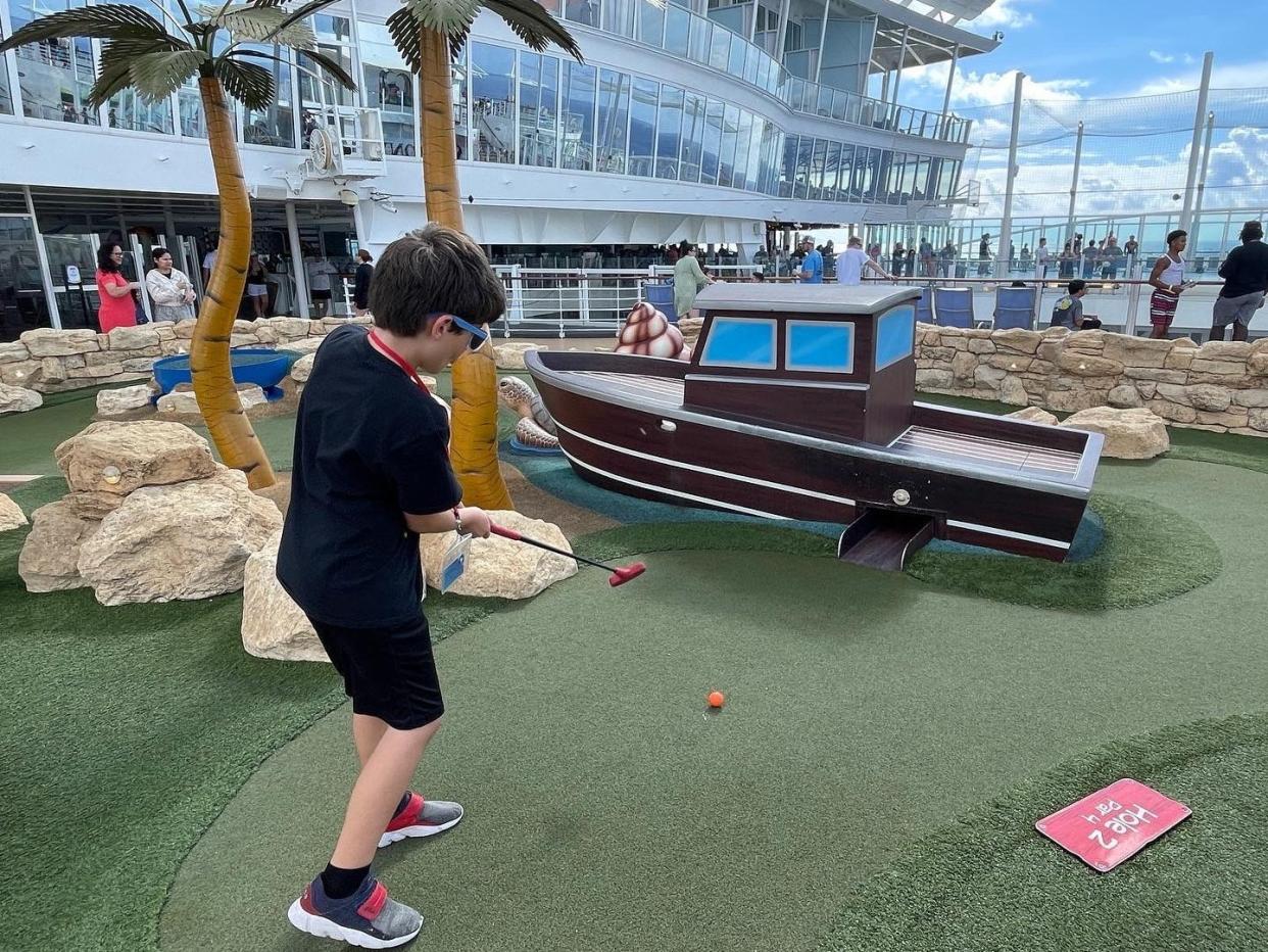 amanda adler son playing mini golf