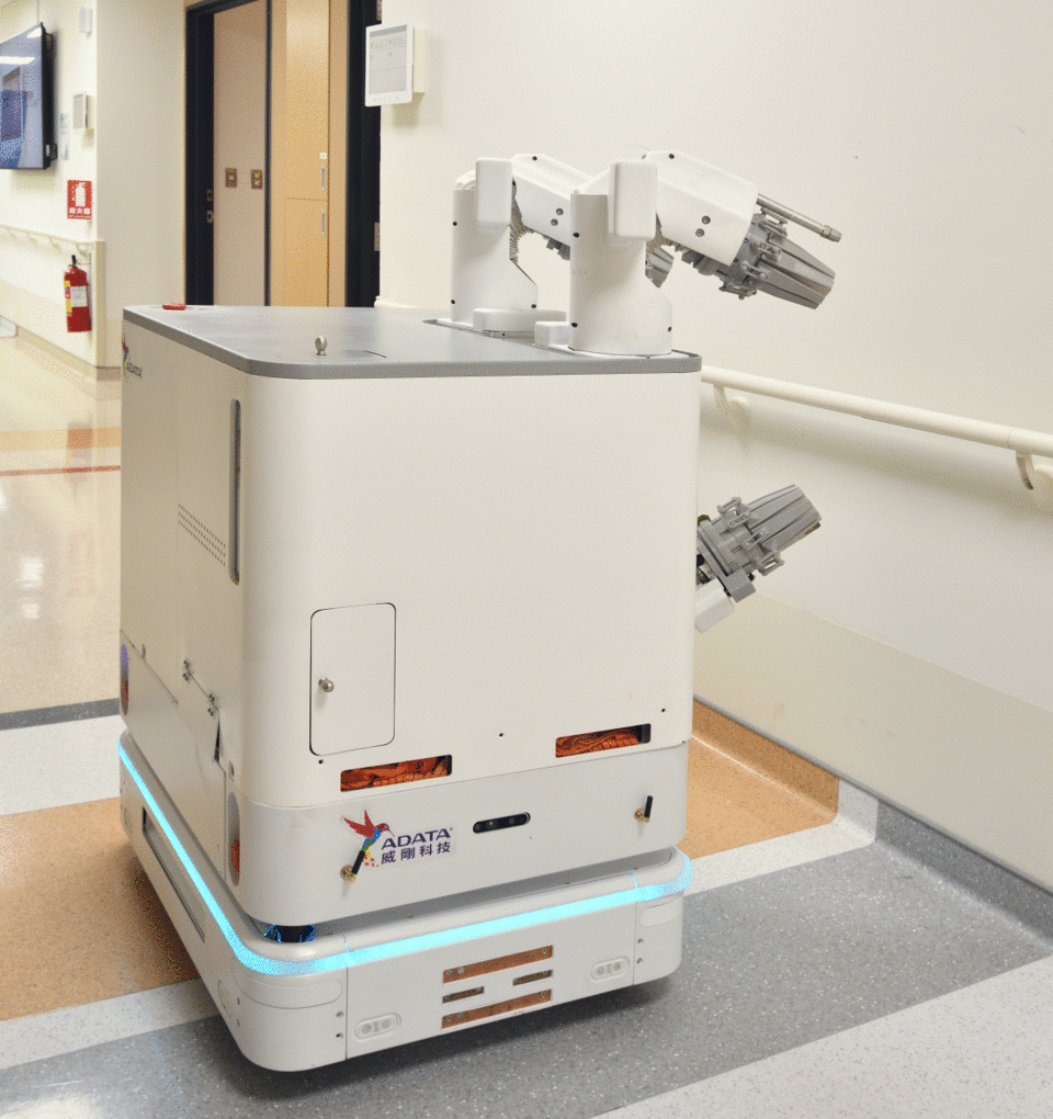 新竹臺大分院運用噴霧消毒機器人進行大面積消毒，大幅減輕醫院清潔人力負擔。