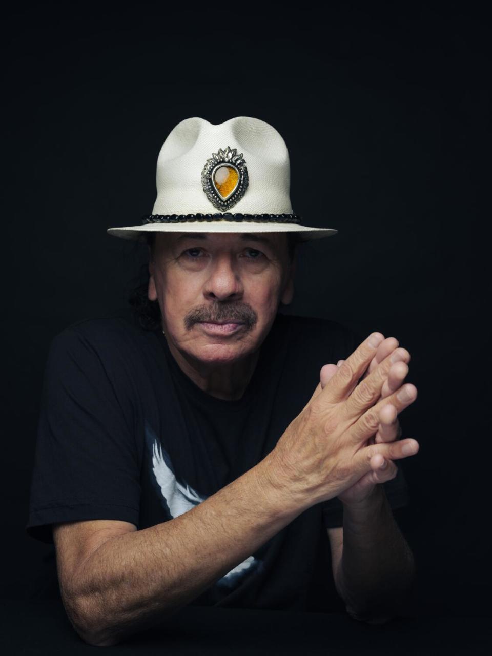 Carlos Santana posa para un retrato en Nueva York.