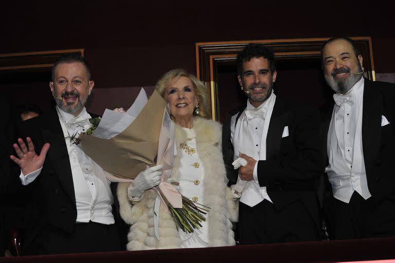 Mirtha recibió un ramo de flores y el cariñoso saludo de los protagonistas de la obra