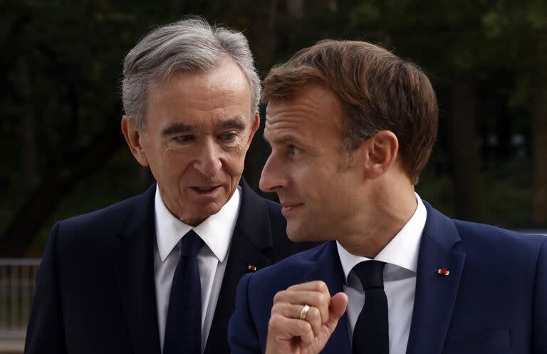 El CEO de LVMH, Bernard Arnault,y el presidente francés, Emmanuel Macron, en la Fundación Louis Vuitton, en París. (Yoan Valat/Pool via AP, File)