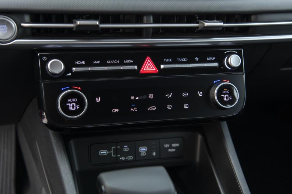 空調系統採用傳統的調整介面，而原廠表示這是因為皮卡車款內裝設計想要運用更多按鍵元素。