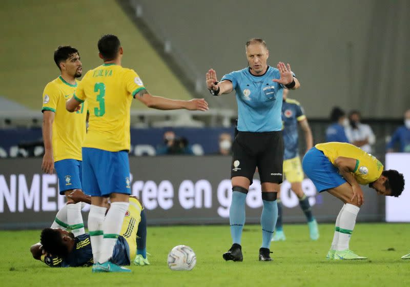 FOTO DE ARCHIVO. Néstor Pitana arbitra el partido entre Brasil y Colombia por la fase de grupos de la Copa América, en el estadio Nilton Santos de Río de Janeiro, Brasil