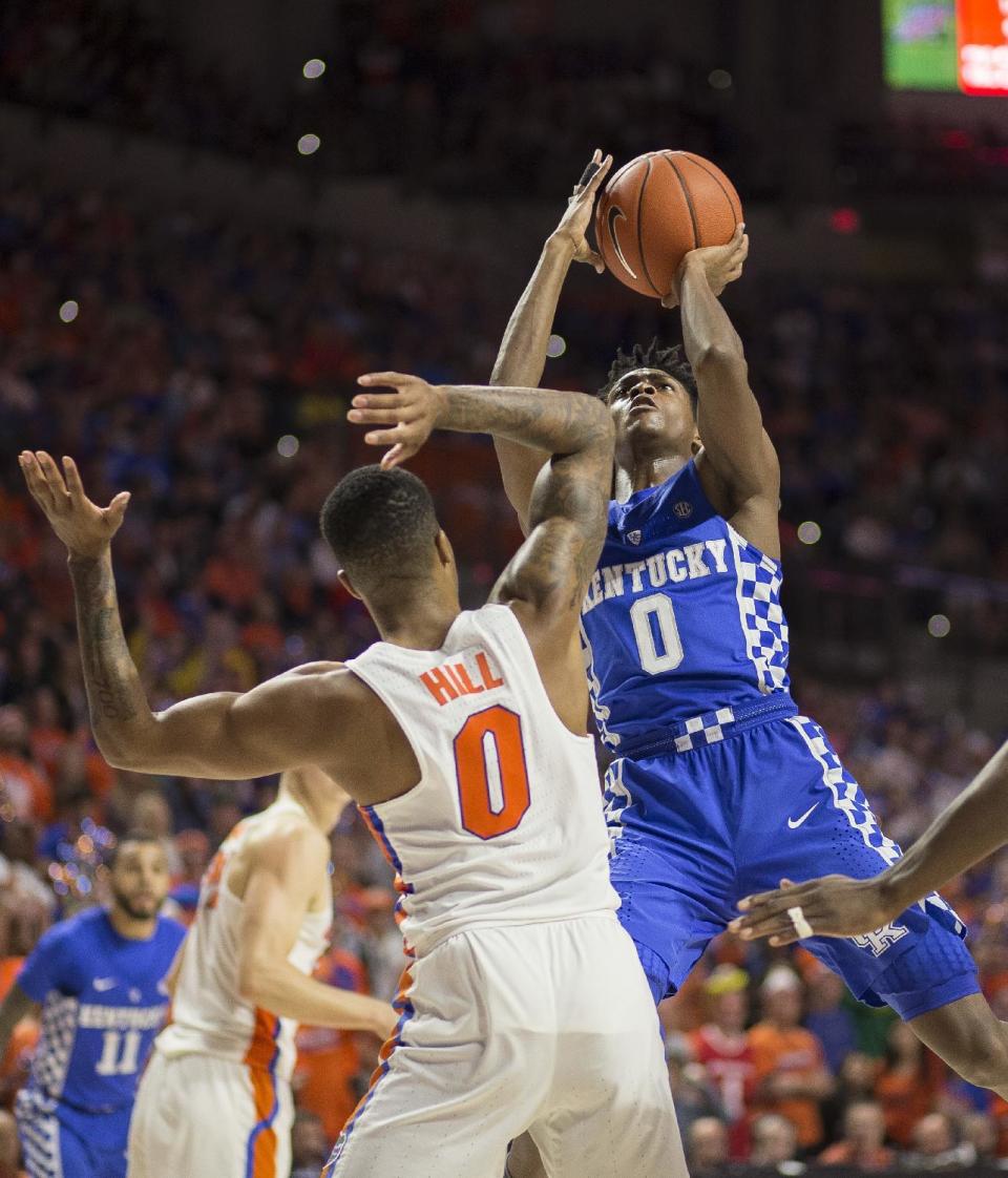 Kentucky guard De'Aaron Fox (0) shoots over Florida guard Kasey Hill (0) during the second half of an NCAA college basketball game in Gainesville, Fla., Saturday, Feb. 4, 2017. Florida won 88-66. (AP Photo/Ron Irby)